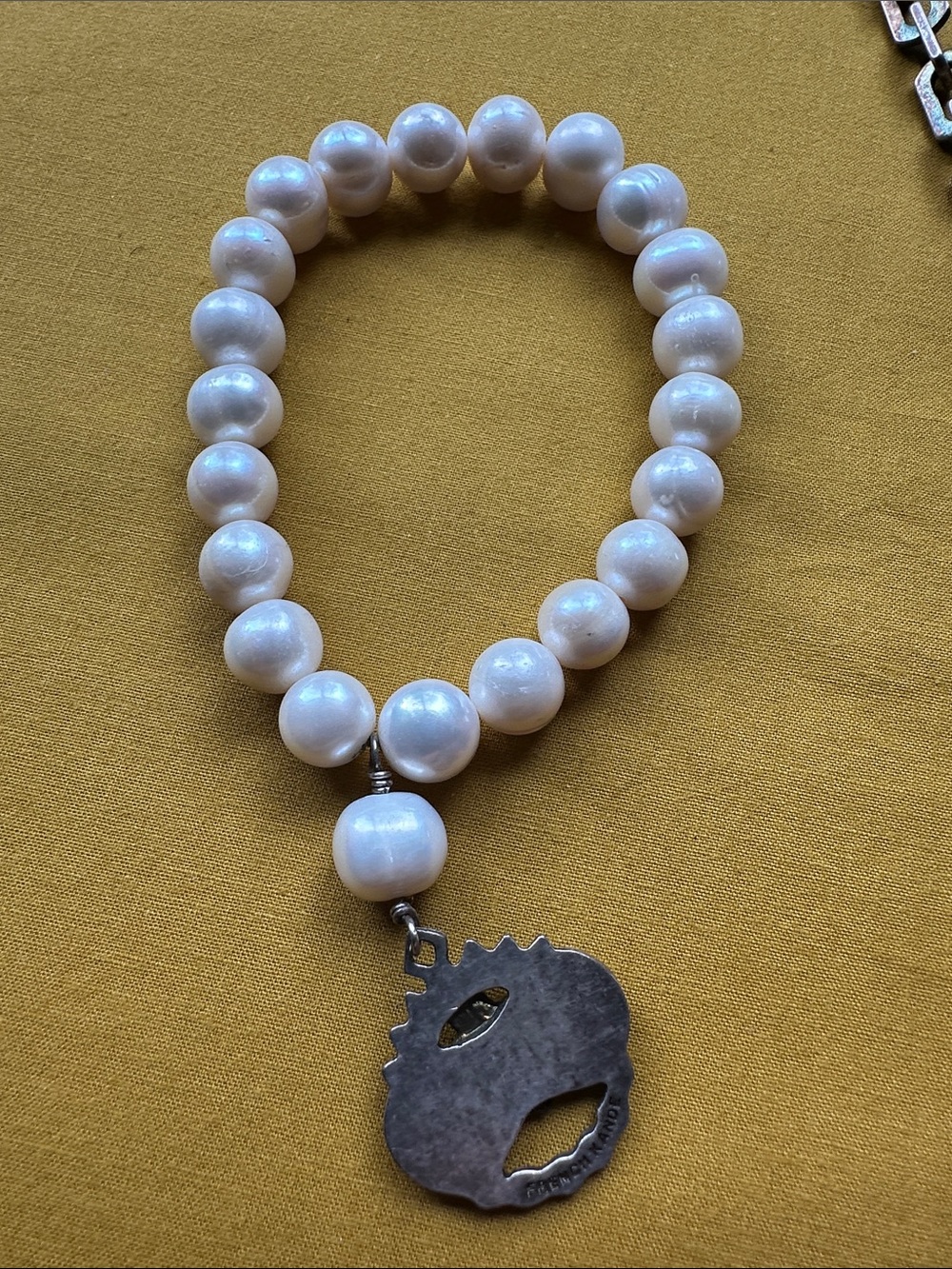 Cream Pearl Stretch Bracelet with Silver Heart Medal - Picture 2 of 2